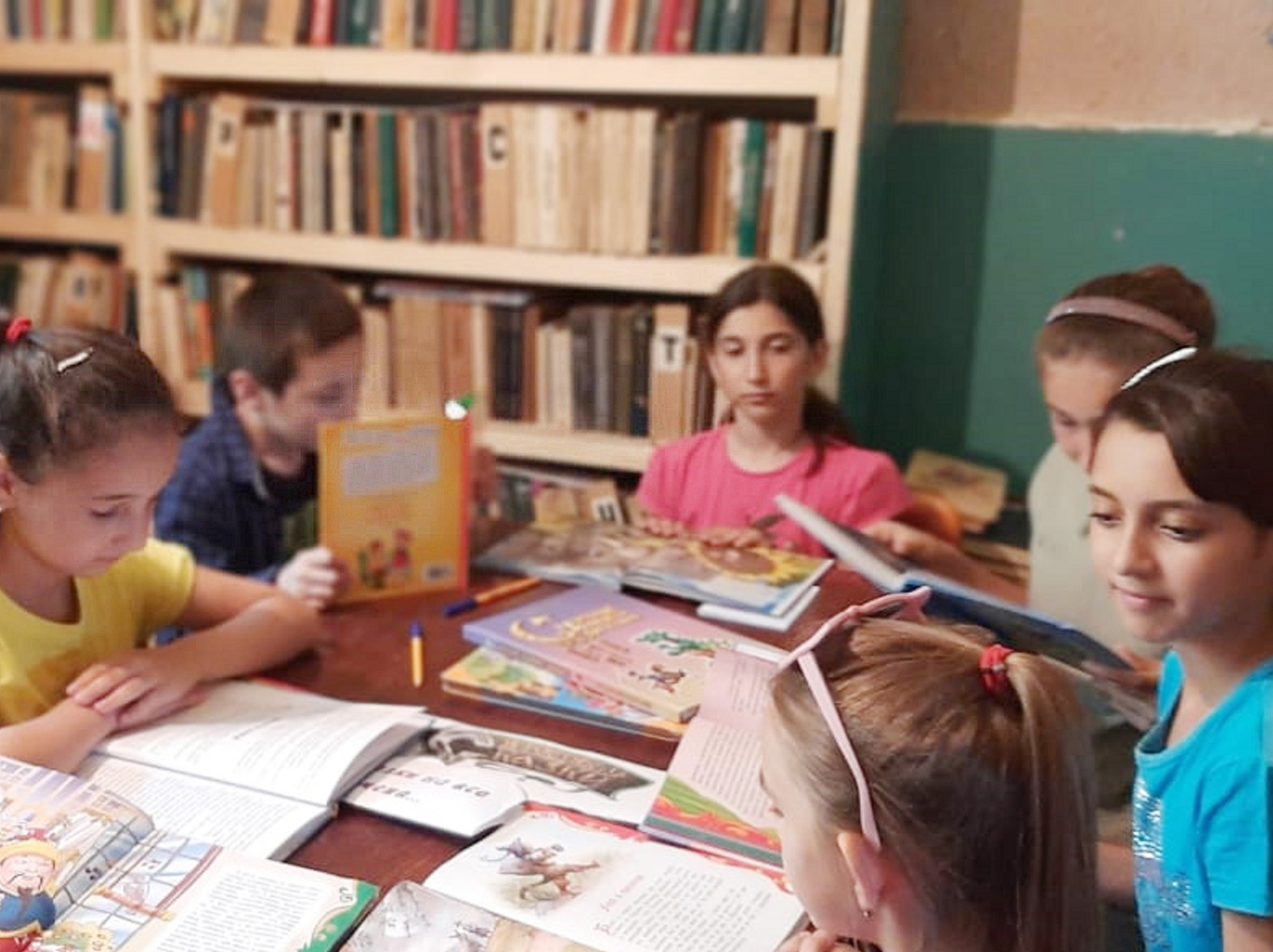 Во всех библиотеках Кайтагского района прошли книжные выставки ко Дню Конституции Дагестана