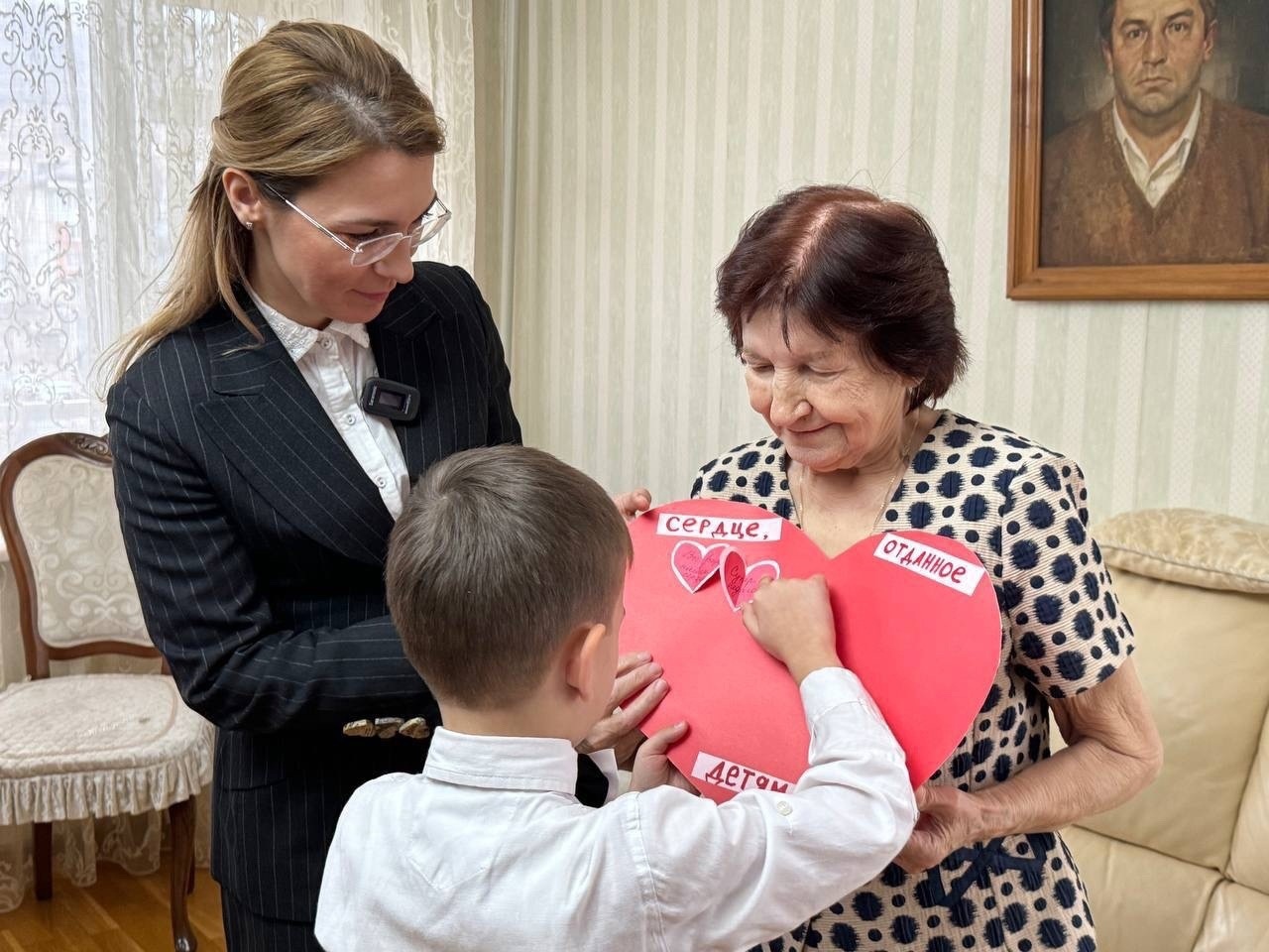 Руководитель Управления образования Махачкалы Эмилия Раджабова поздравила ветерана педагогической деятельности Нину Ивановну Волкову с 95-летием