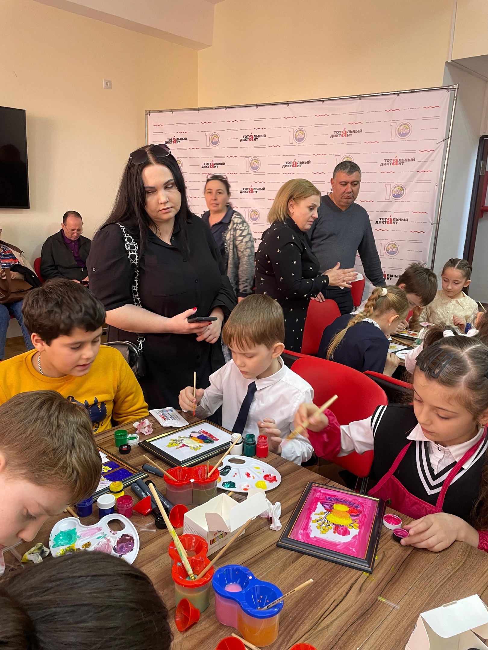 Мастер-класс по созданию пасхальных узоров на стекле «Волшебство света и цвета» прошел в Центре русского языка и культуры