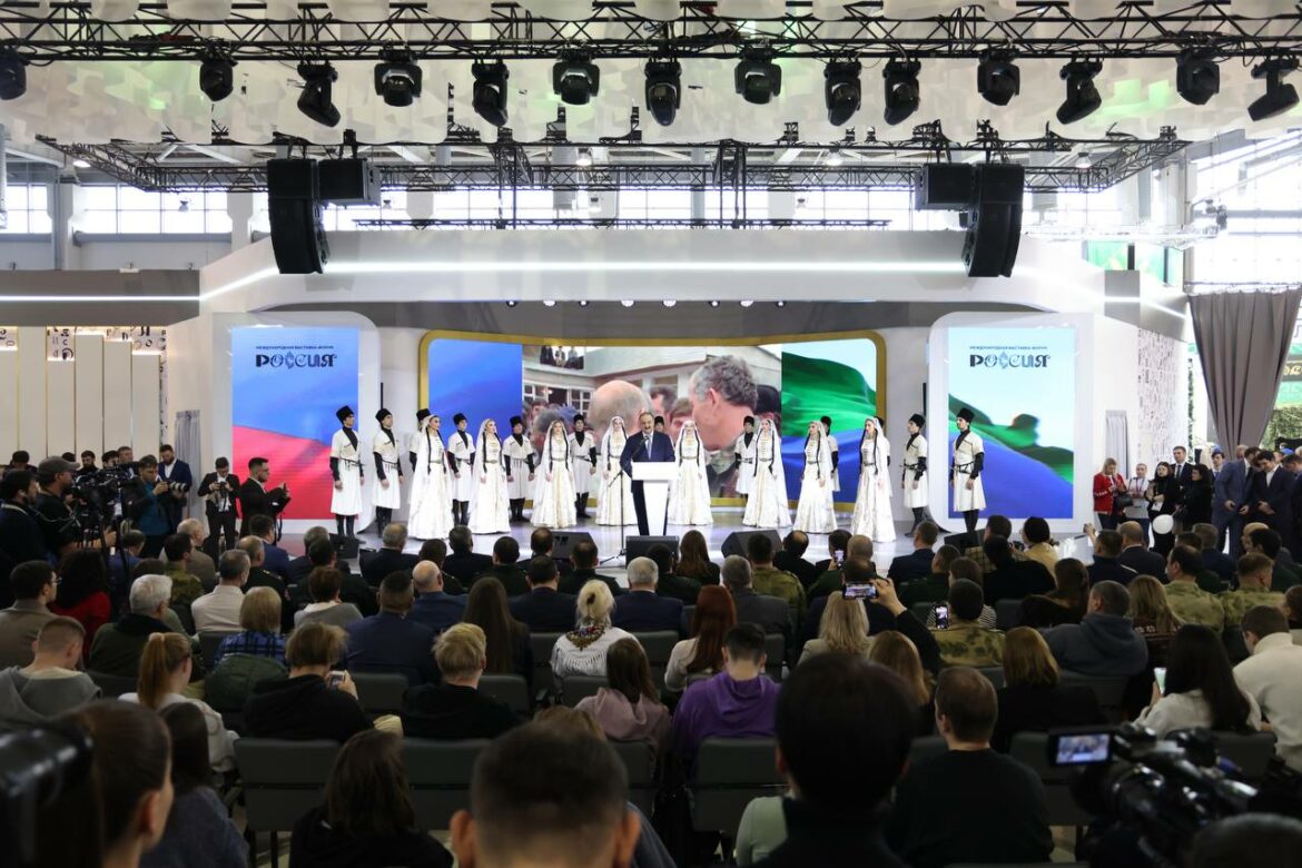 Государственный Академический ансамбль танца Дагестана «Лезгинка» отметил 65-летие концертом на выставке «Россия»