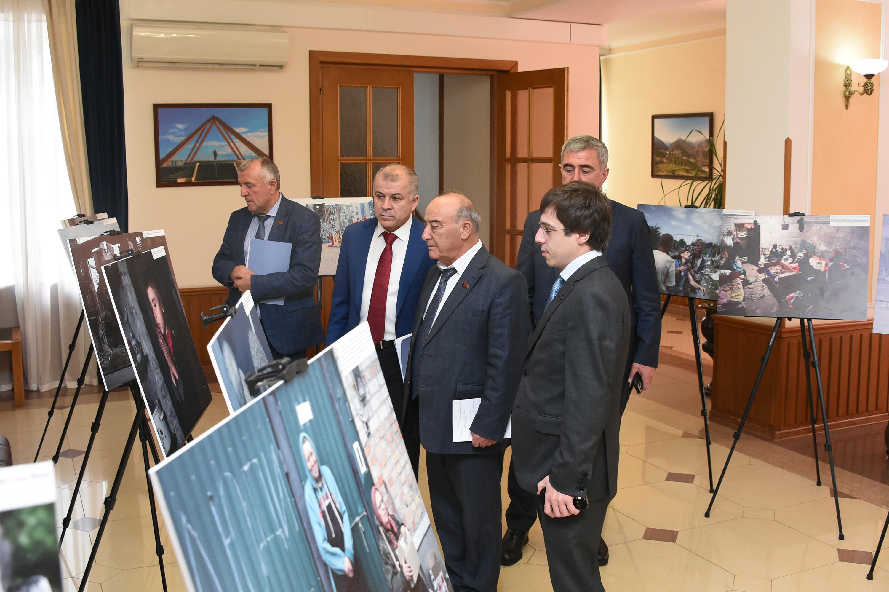 Парламентарии Дагестана ознакомились с фотовыставкой «Хроники террора украинского неонацистского режима»
