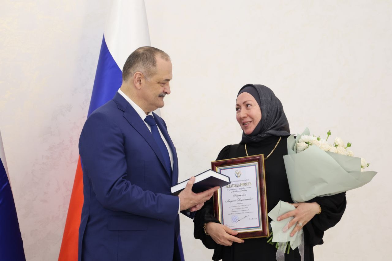 Благодарности Главы РД удостоена Мадлена Гаджиева, писатель и общественный деятель