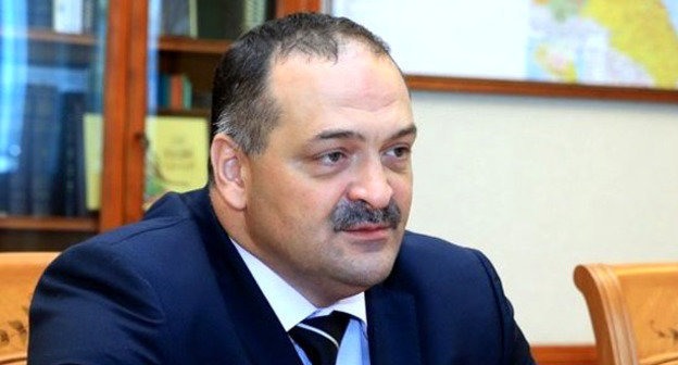 В эти минуты Глава Дагестана Сергей Меликов отвечает на наболевшие вопросы