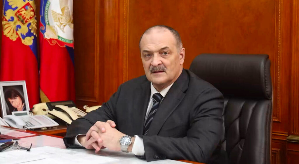 Сергей Меликов поздравил дагестанцев с Днем Российского флага