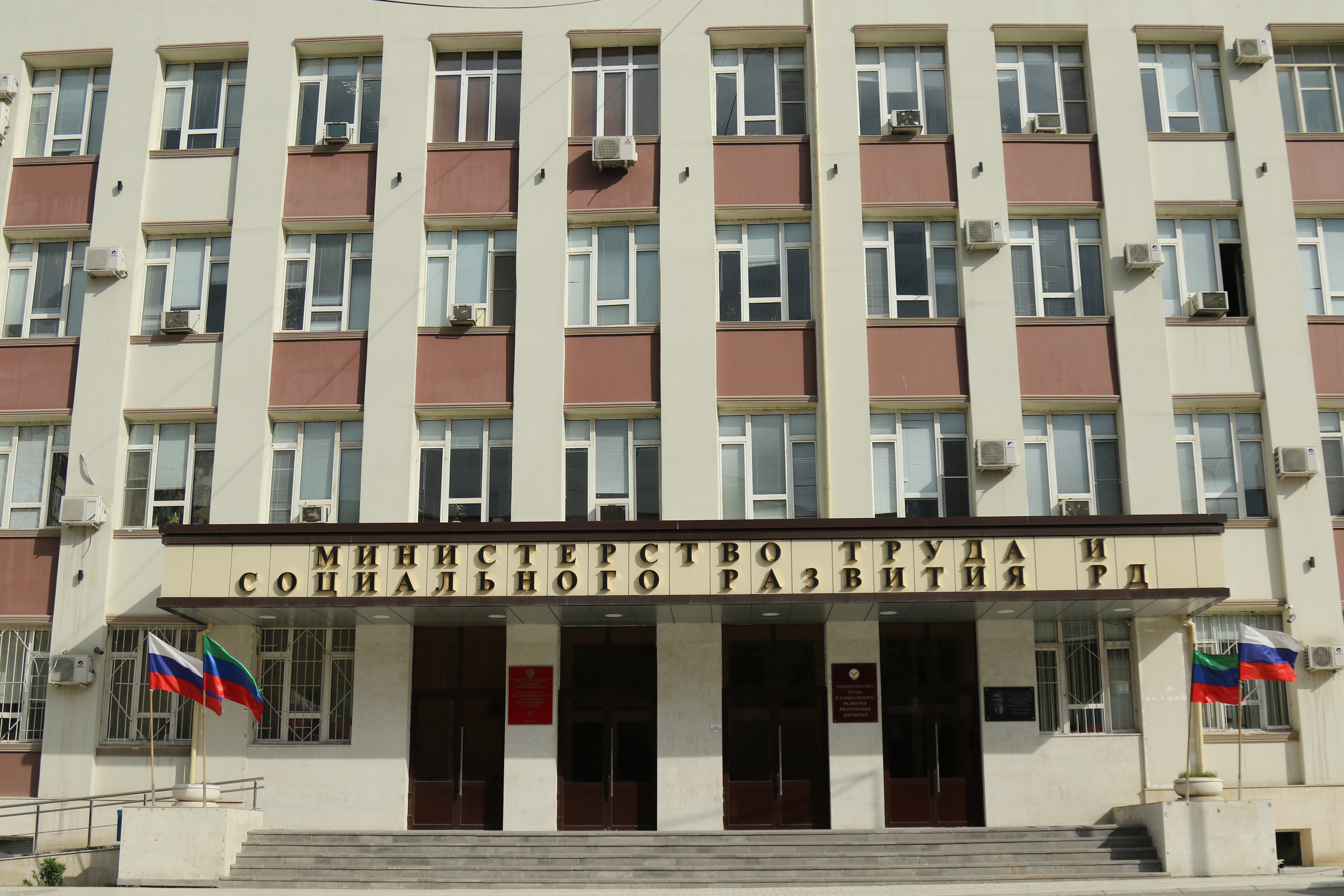 Минтруда проводит мероприятия по трудоустройству лиц, отказавшихся от участия в террористической деятельности.