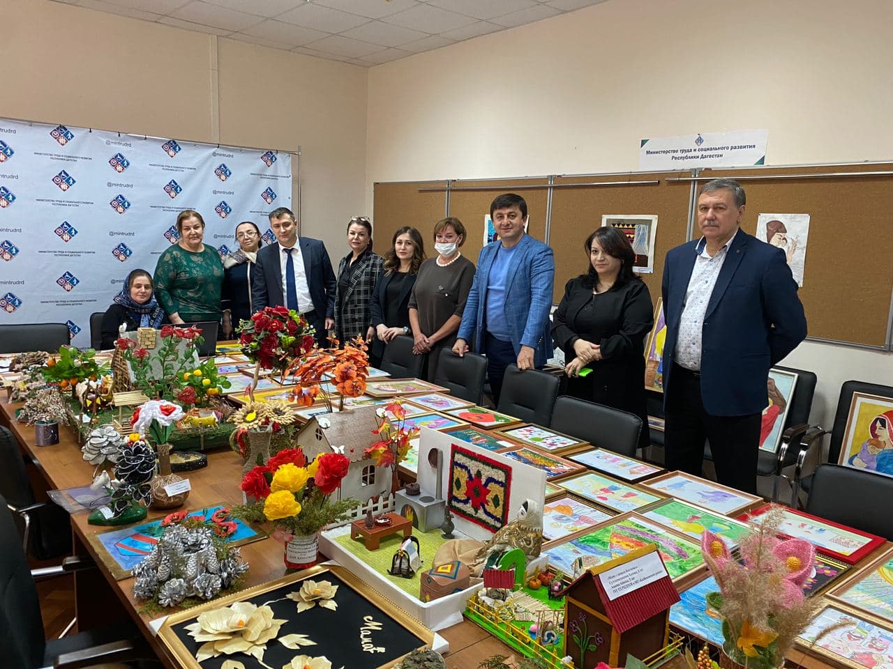 Конкурс детских рисунков и поделок "Единственной маме на свете"