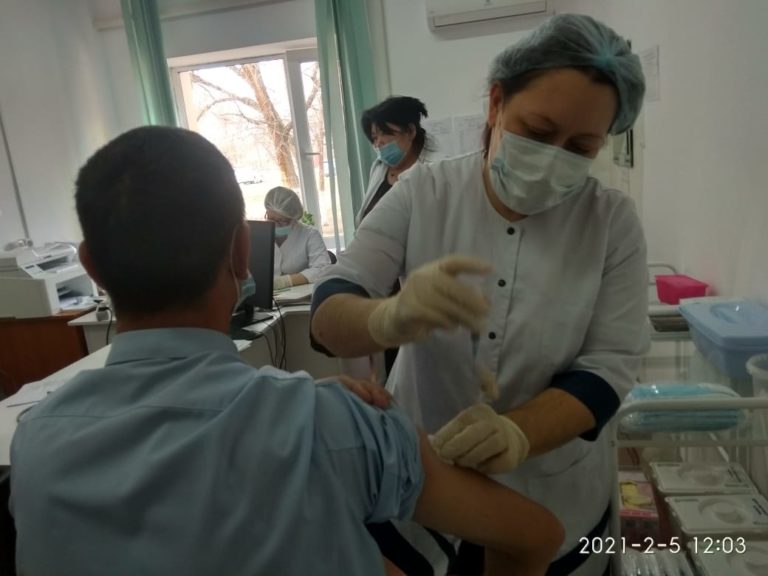 В Ногайском районе Дагестана первые добровольцы вакцинировались от COVID-19