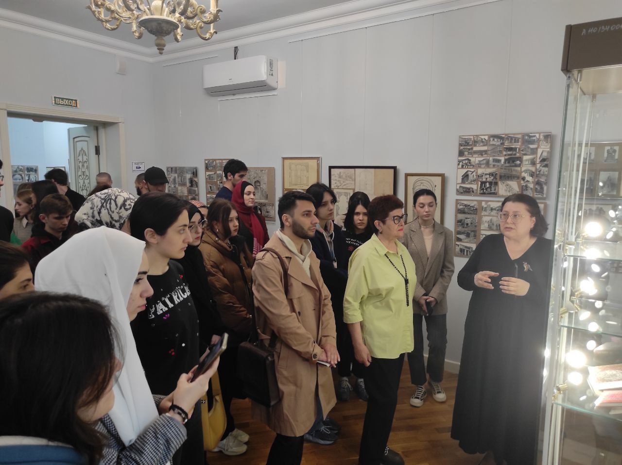 Кураторскую лекцию по выставке "Атлантида Парука" в Национальном музее Дагестана провела Джамиля Дагирова