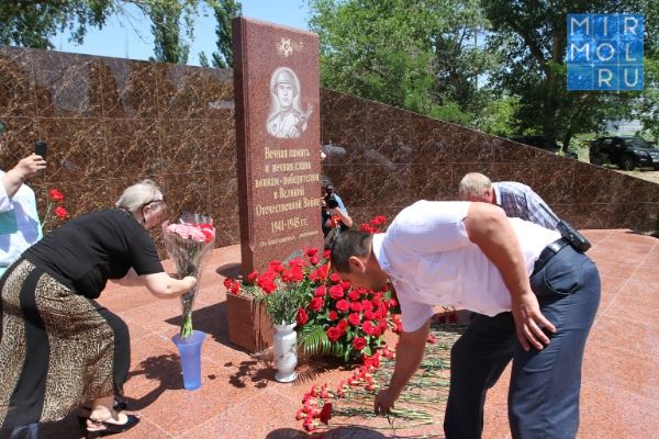 Мемориал павшим в годы Великой Отечественной войны открыли на территории ОАО «ДАГНЕФТЬПРОДУКТ»