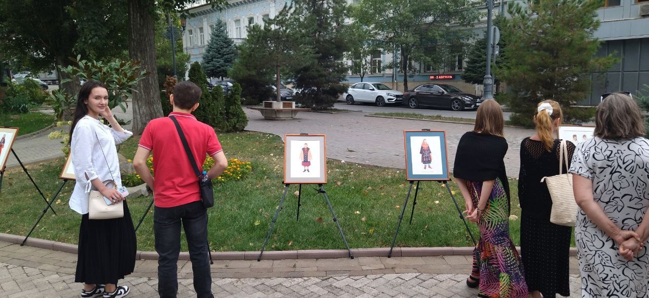 Фотовыставка эскизов национальных женских костюмов Дагестана проходит в парке имени С.Стальского