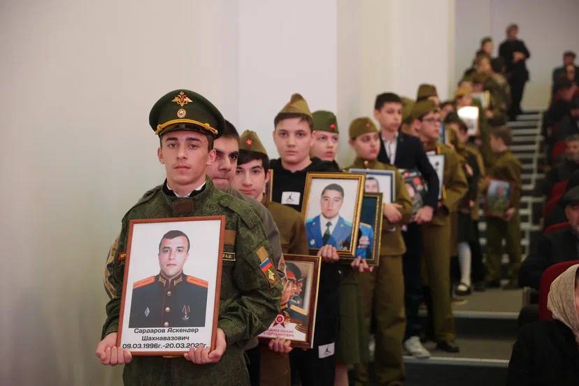 Отцов героев чествовали на мероприятии в Историческом парке Махачкалы