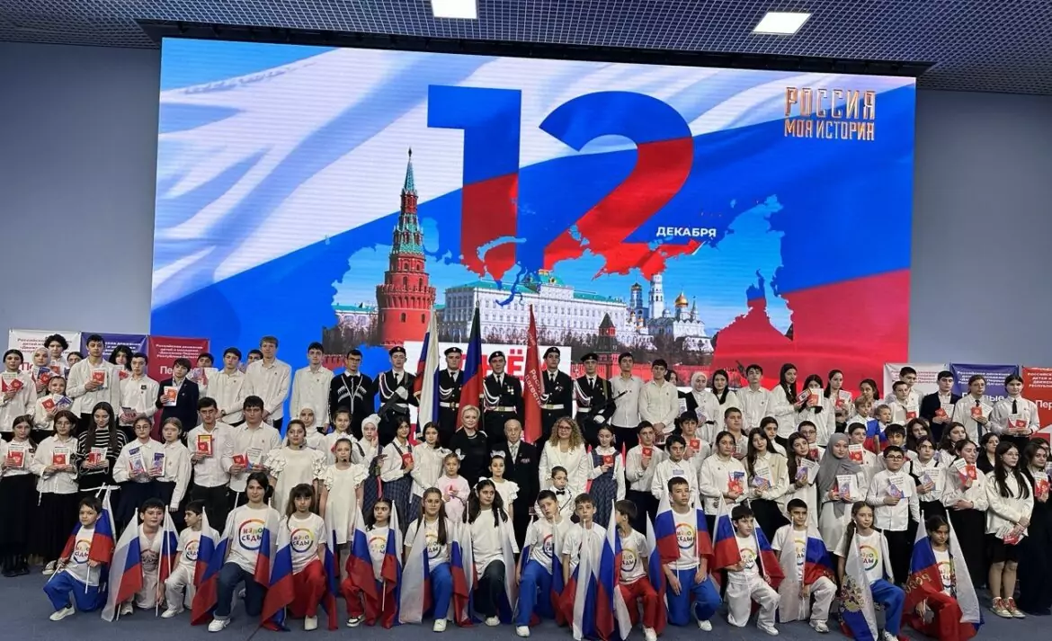 1000 молодых дагестанцев получили первые паспорта в рамках акции «Мы – граждане России» Движения Первых