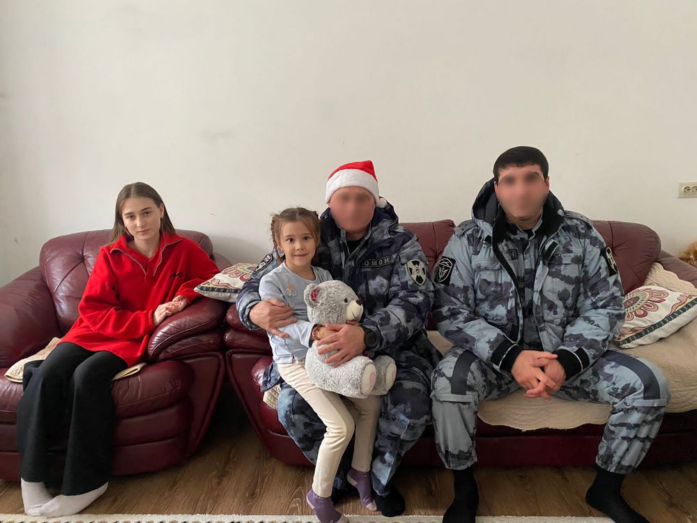 Росгвардейцы Дагестана поздравили семьи погибших коллег