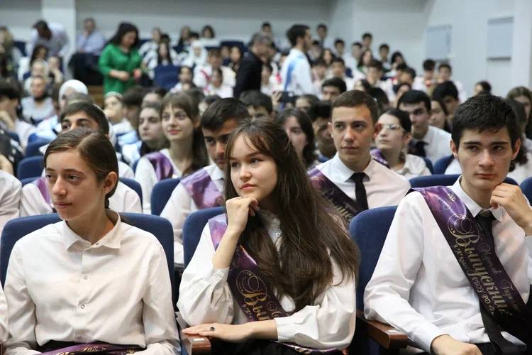 Минобрнауки РД: Для школьников республики прозвучал последний звонок