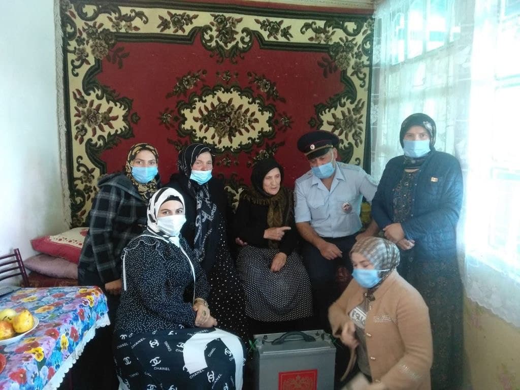 Около тысячи подопечных Минтруда Дагестана проголосовали на дому.