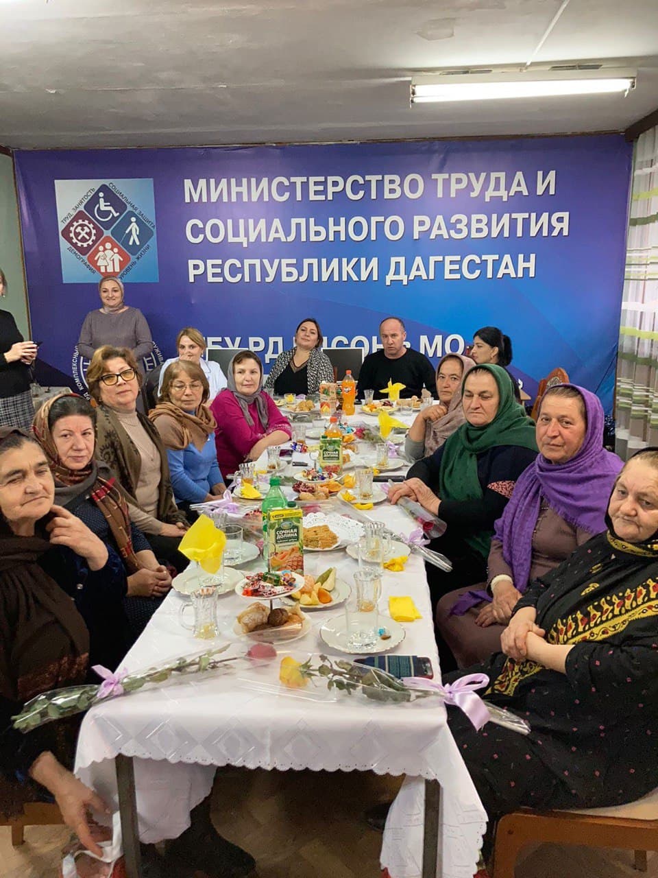 Соцработники Минтруда в Дербентского районе поздравили своих подопечных с наступающим Днём матери.