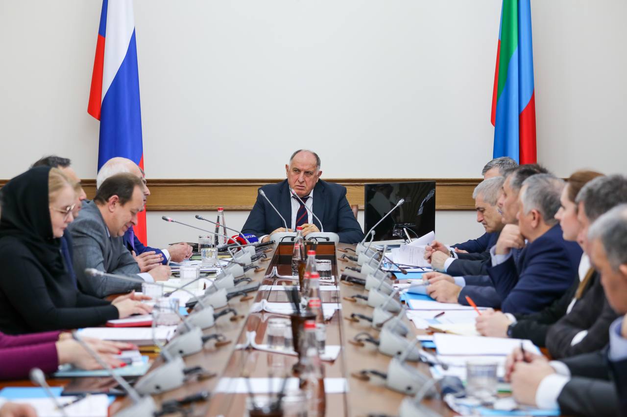 Абдулмуслим Абдулмуслимов поручил проработать вопрос оказания дополнительных мер поддержки медицинским работникам