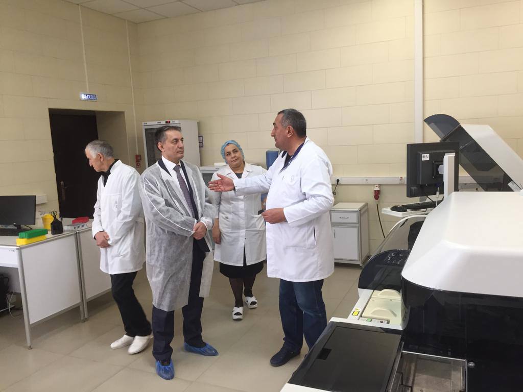 Абдурахман Махмудов ознакомился с работой клинико-диагностической лаборатории в Буйнакске