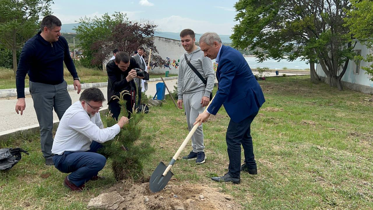 Участники X Международного межрелигиозного молодежного форума посадили деревья