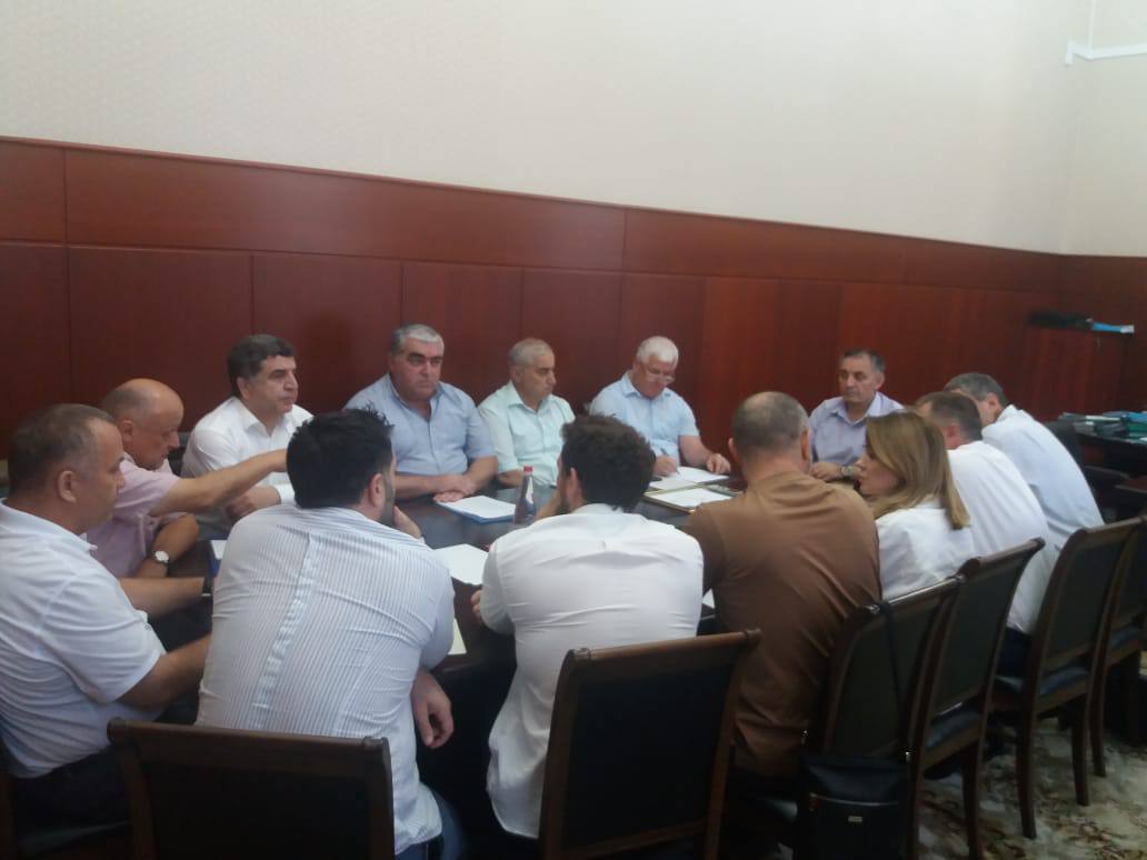 Абдурахман Махмудов провел совещание с руководителями благотворительных фондов республики