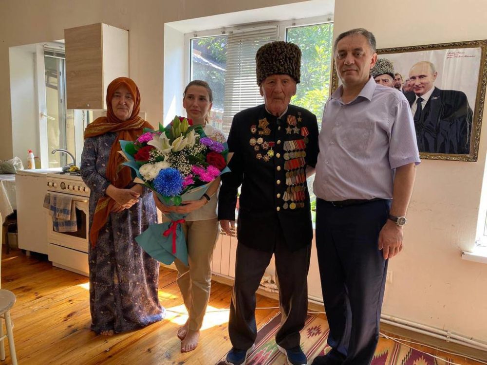 Ветерану Ибрагим-Паше Садыкову вручили памятную медаль к 80-летию Победы в Курской битве