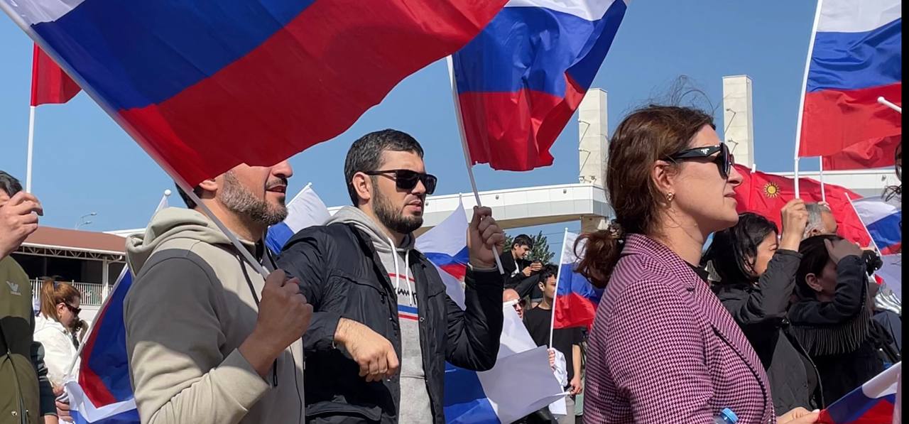 Команда Путина в Дагестане отпраздновала день рождения президента массовым автопробегом