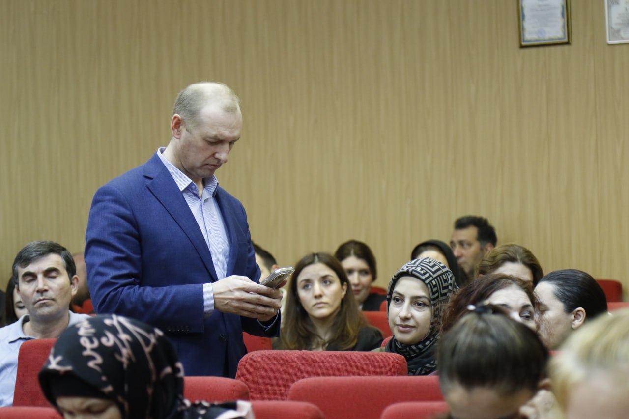 В Минтруда РД прошло совещание по использованию мобильного приложения «Госуслуги.Дом»
