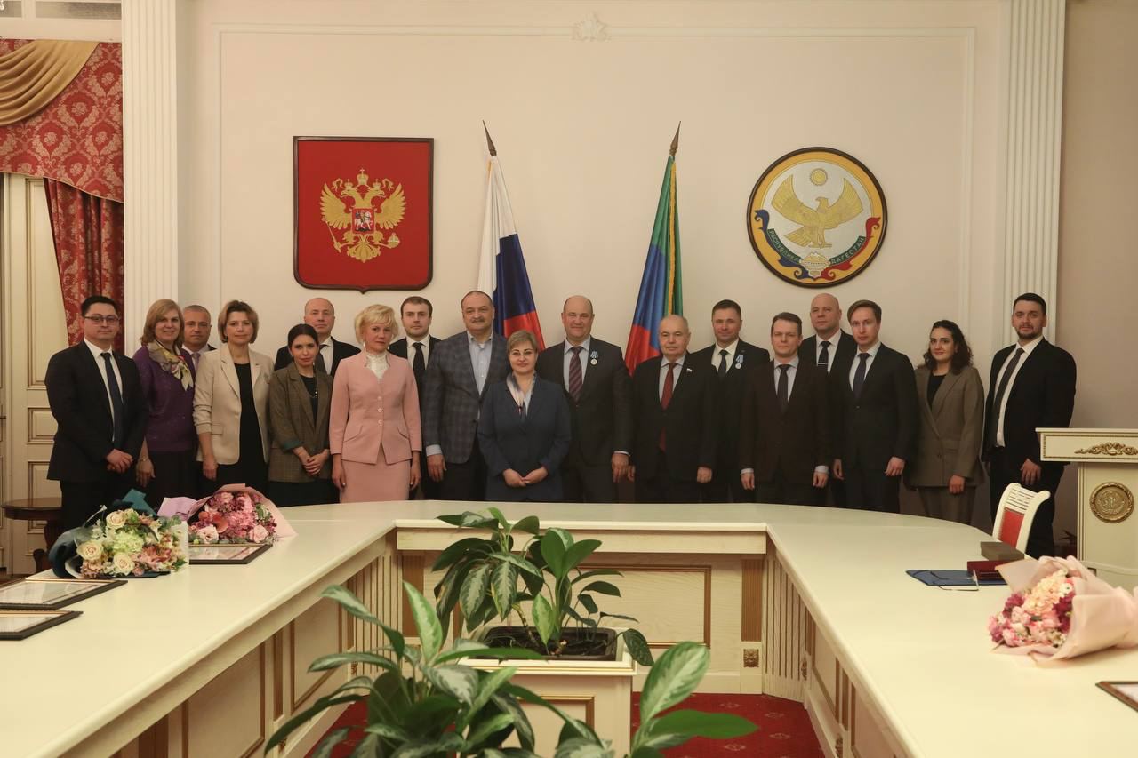 Сергей Меликов вручил государственные награды Дагестана парламентариям, принявшим активное участие в проведении форума «Историко-культурное наследие России»