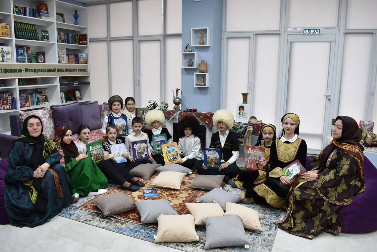 Библиотека Каспийска отметила Международный день родного языка