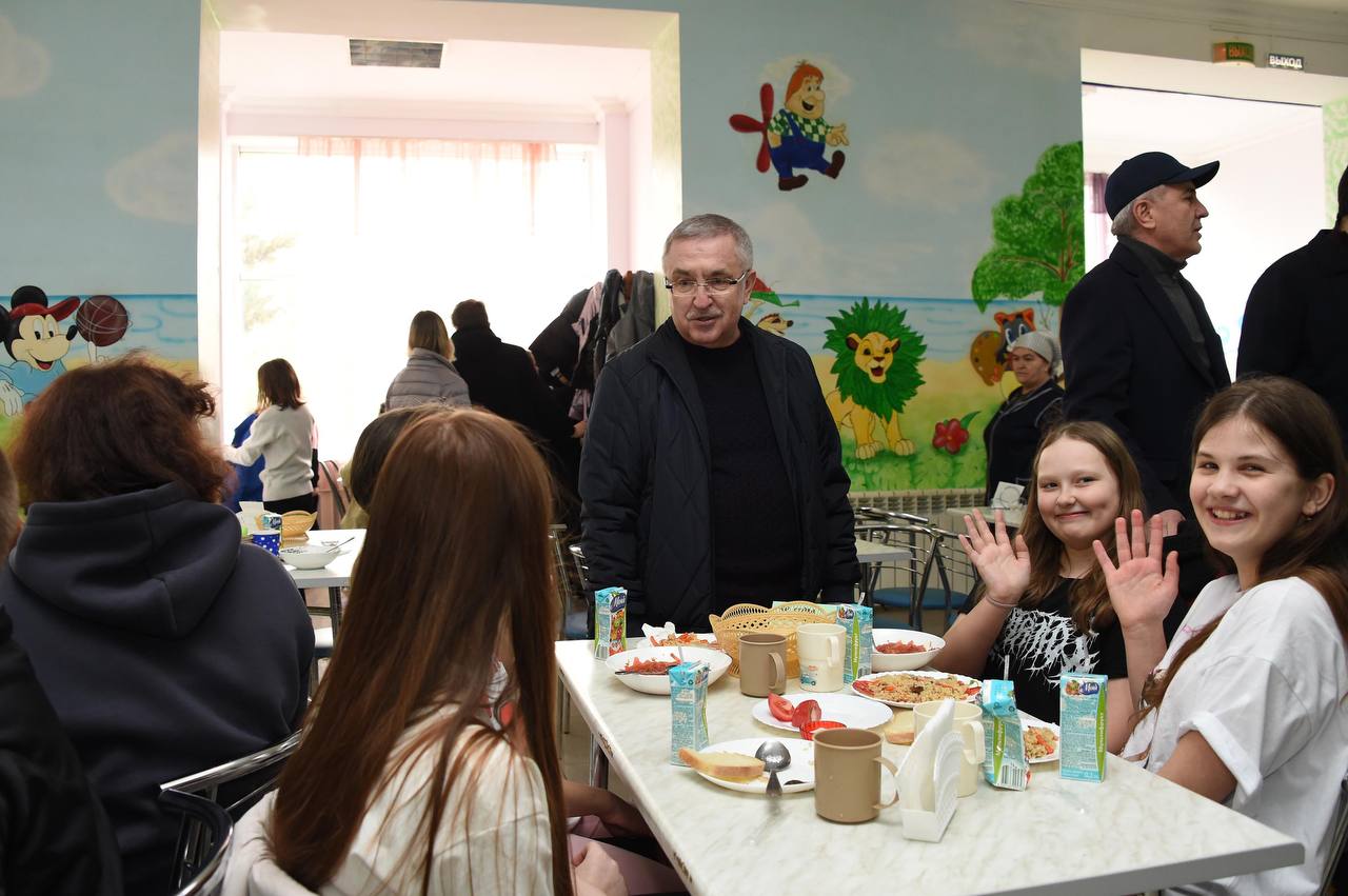 Депутаты навестили приехавших в Дагестан белгородских детей