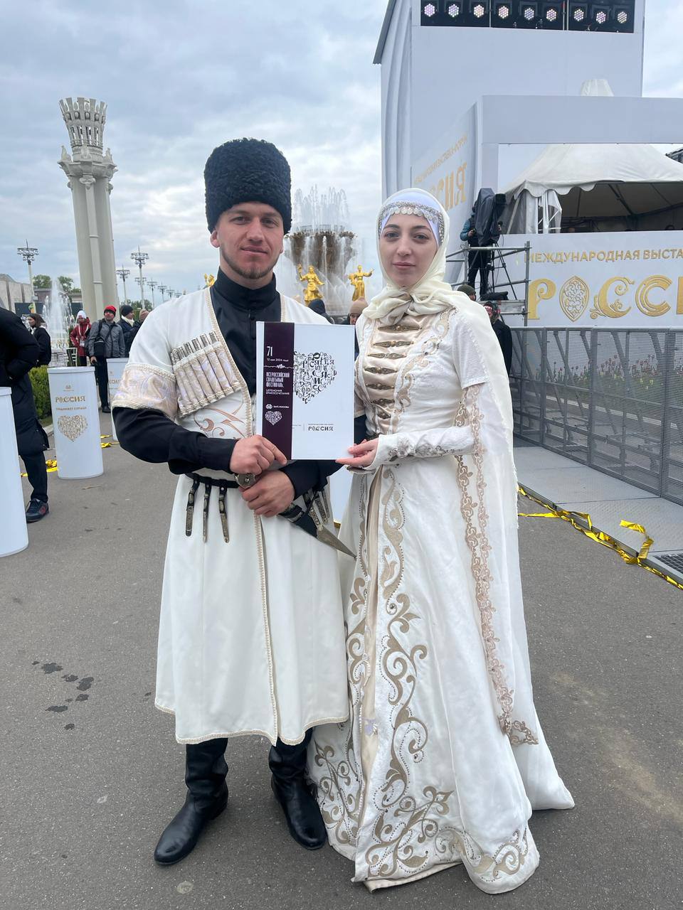 Молодожены-участники Свадебного фестиваля посетили стенды родных регионов на Выставке "Россия"