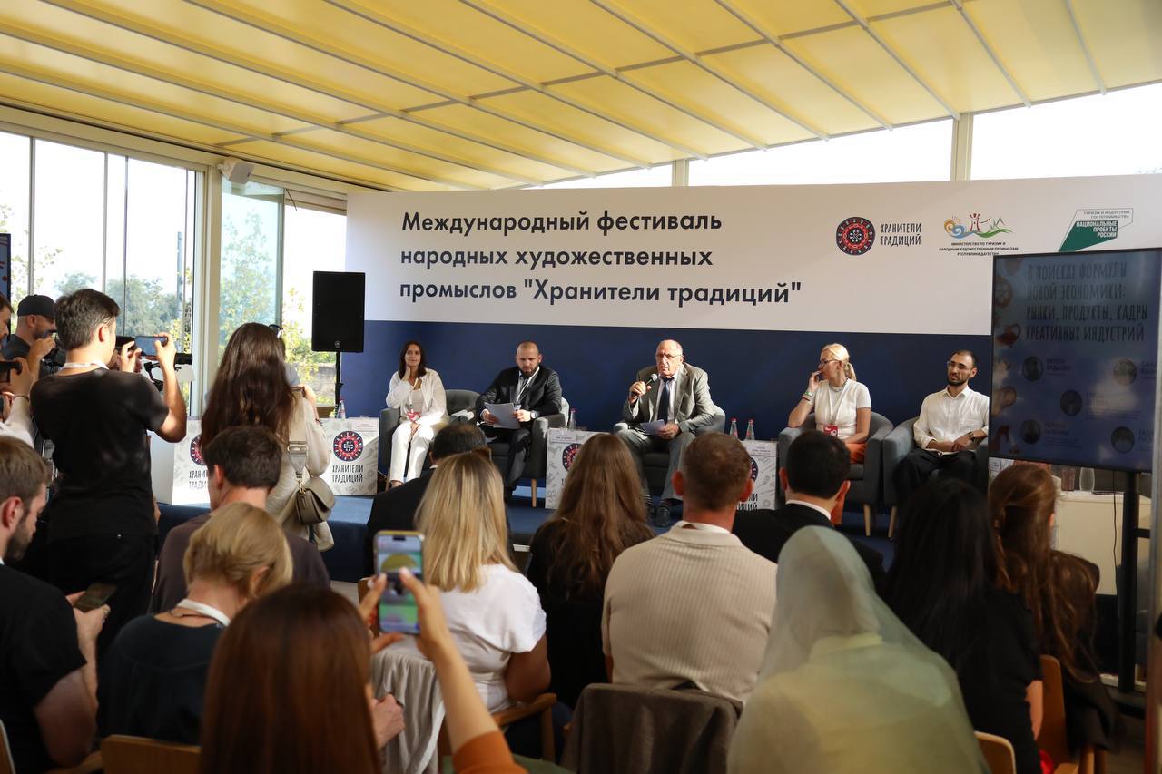 Фестиваль народных художественных промыслов «Хранители традиций» продолжается
