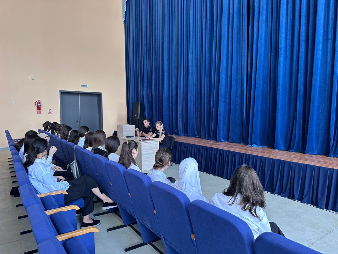 В Каспийске с учениками школ провели беседу о вандализме