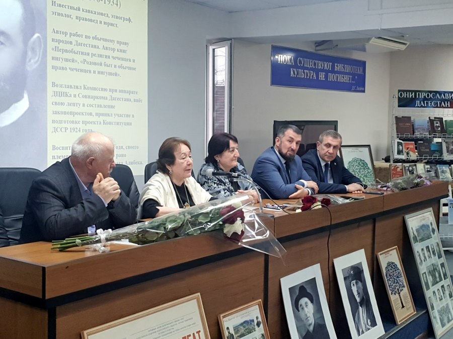В Национальной библиотеке им. Р. Гамзатова прошла презентация книги А.Далгата "Песни даргинских предгорий"