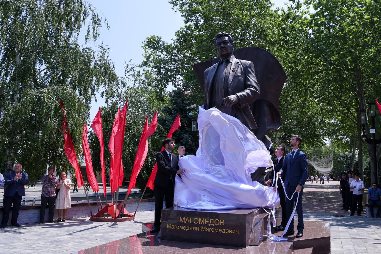 В Махачкале открыли памятник Почетному Председателю Госсовета РД Магомедали Магомедову