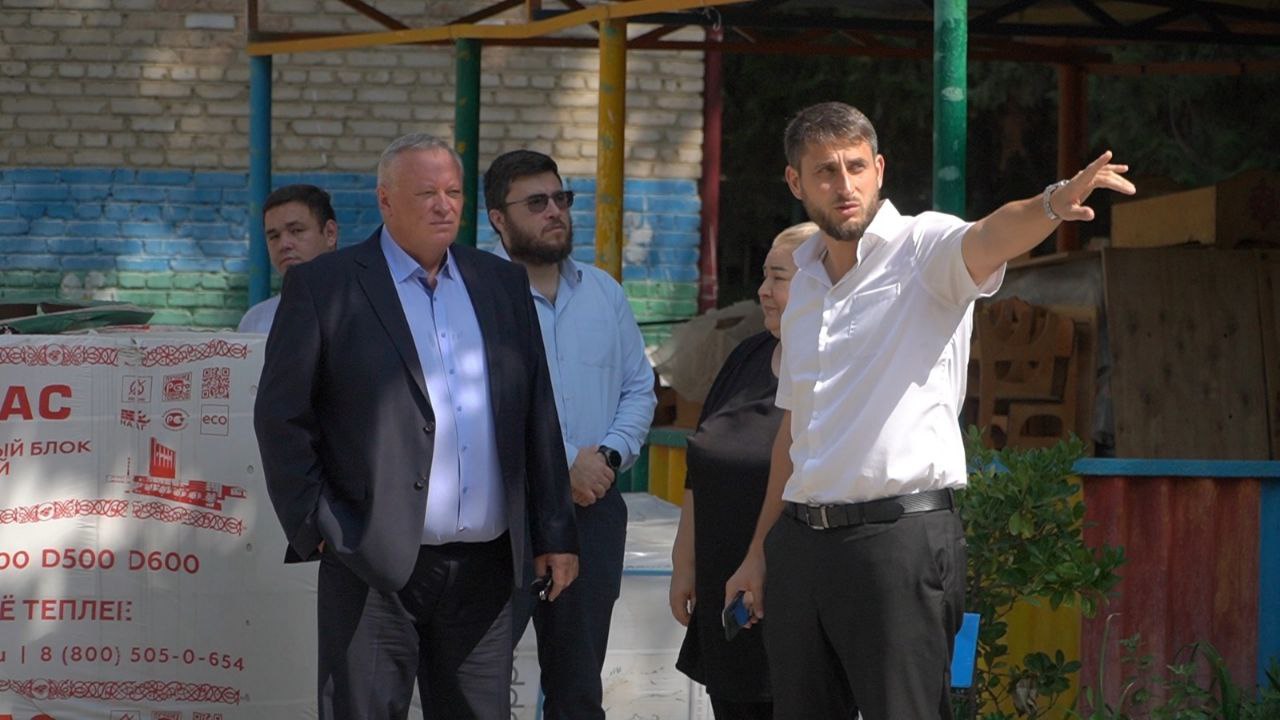 Мэр Каспийска Борис Гонцов проверил ход капитального ремонта в детском саду №23