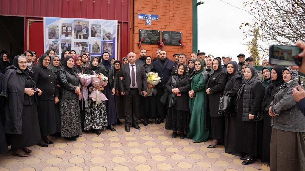 В Казбековском районе увековечили память героя СВО Айгупа Абужанатова