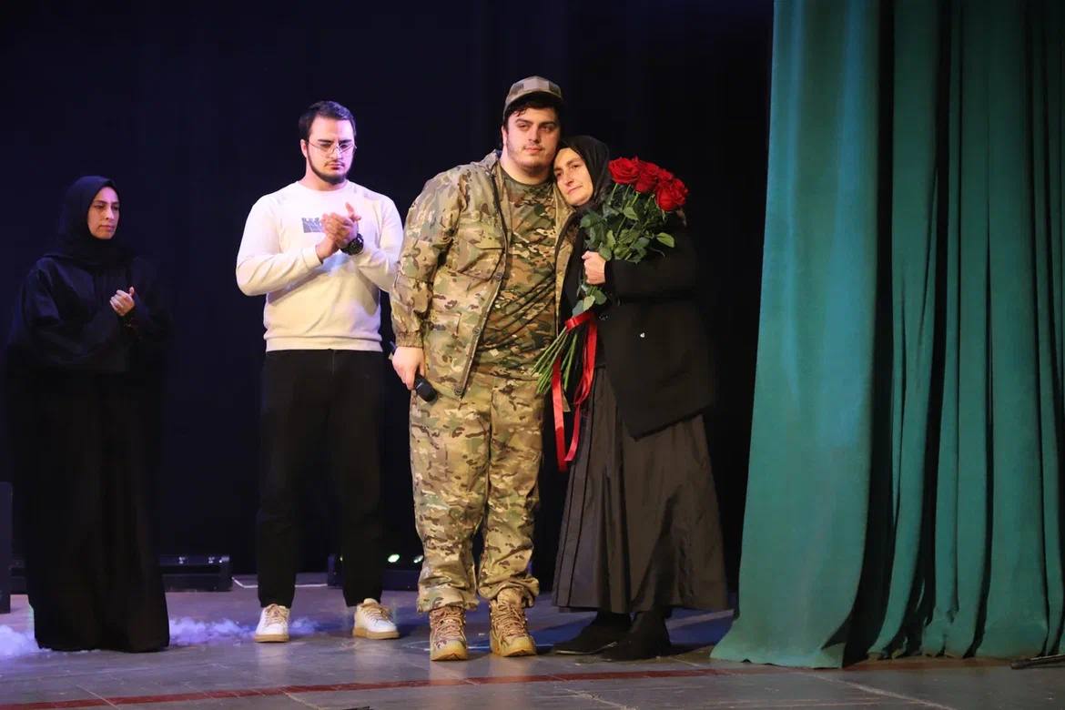 В Аварском театре прошла премьера спектакля «Слава» о героях СВО