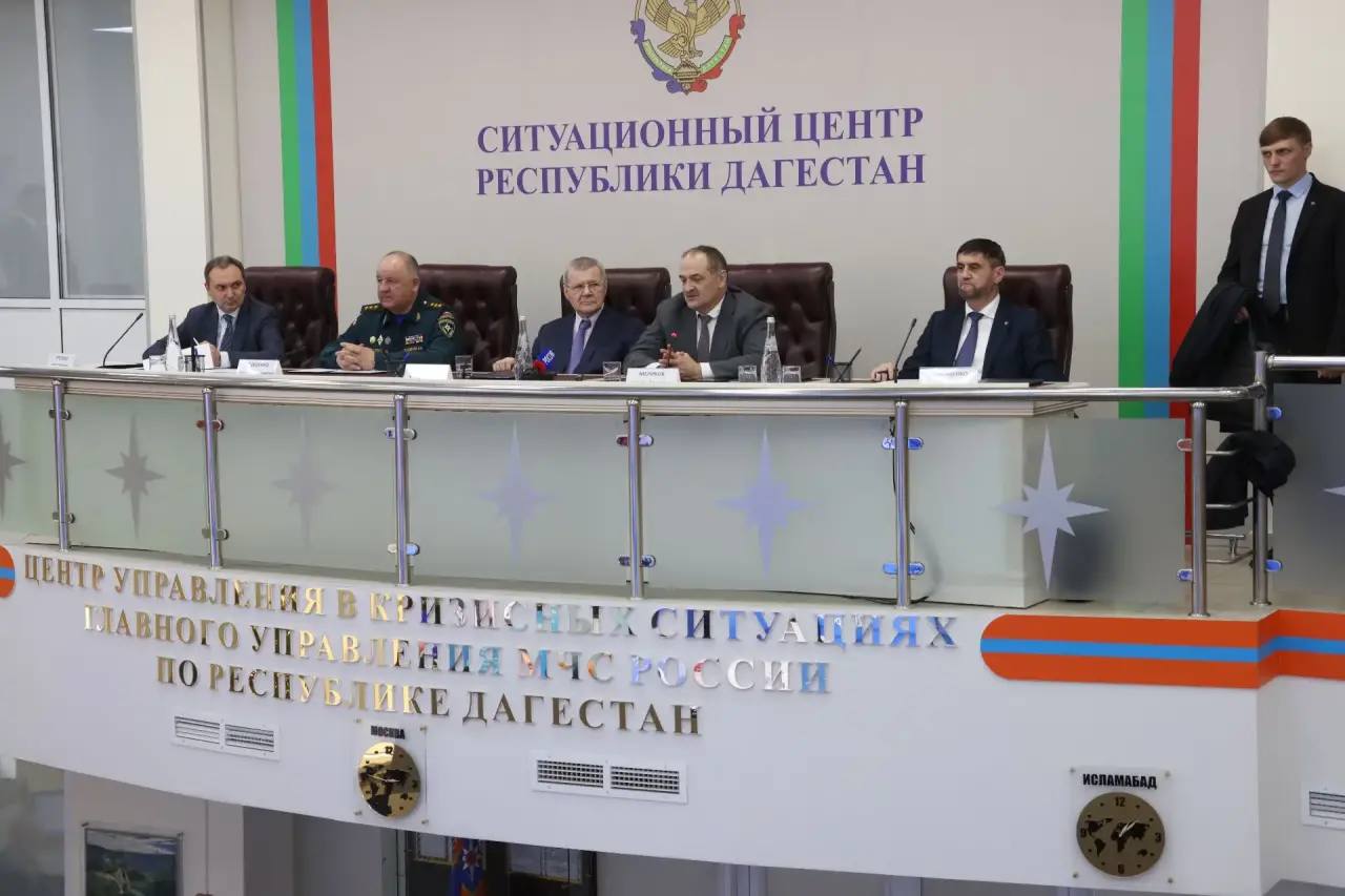 В Ситуационном центре МЧС Дагестана Юрий Чайка и Сергей Меликов заслушали доклады представителей пострадавших от непогоды городов и районов региона