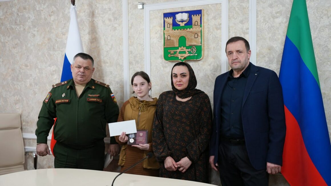 В Хасавюрте семье погибшего в СВО бойца передали награду