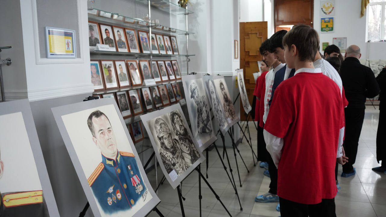 В Хасавюрте прошло открытие патриотической выставки художника Михаила Чернова