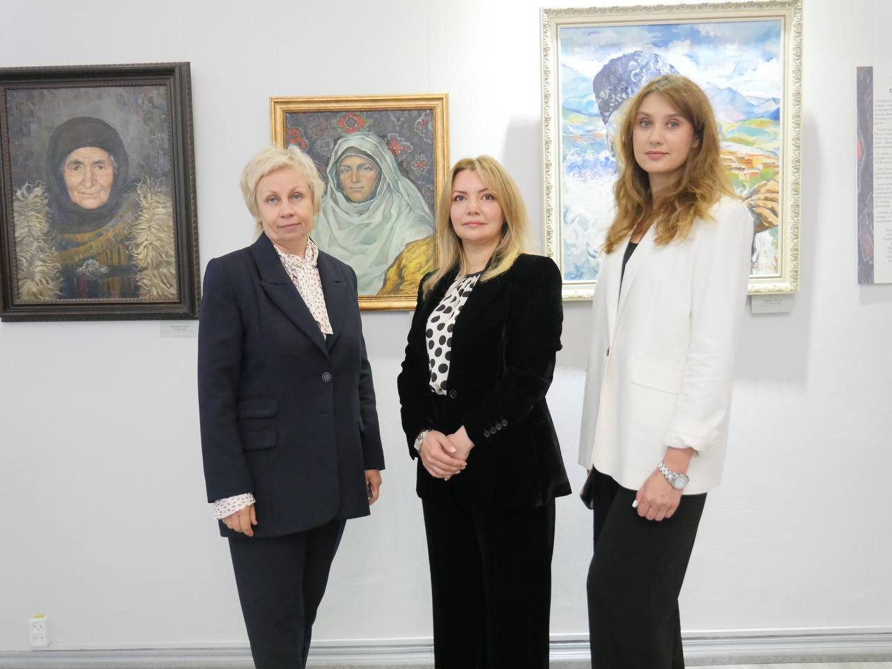 В г. Ессентуки открылась выставка МИКиР г. Дербента к 100-летию Расула Гамзатова