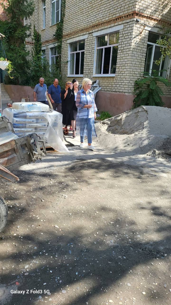 Елена Павлюченко ознакомилась с ходом ремонтно-строительных работ в образовательных учреждениях Кизляра