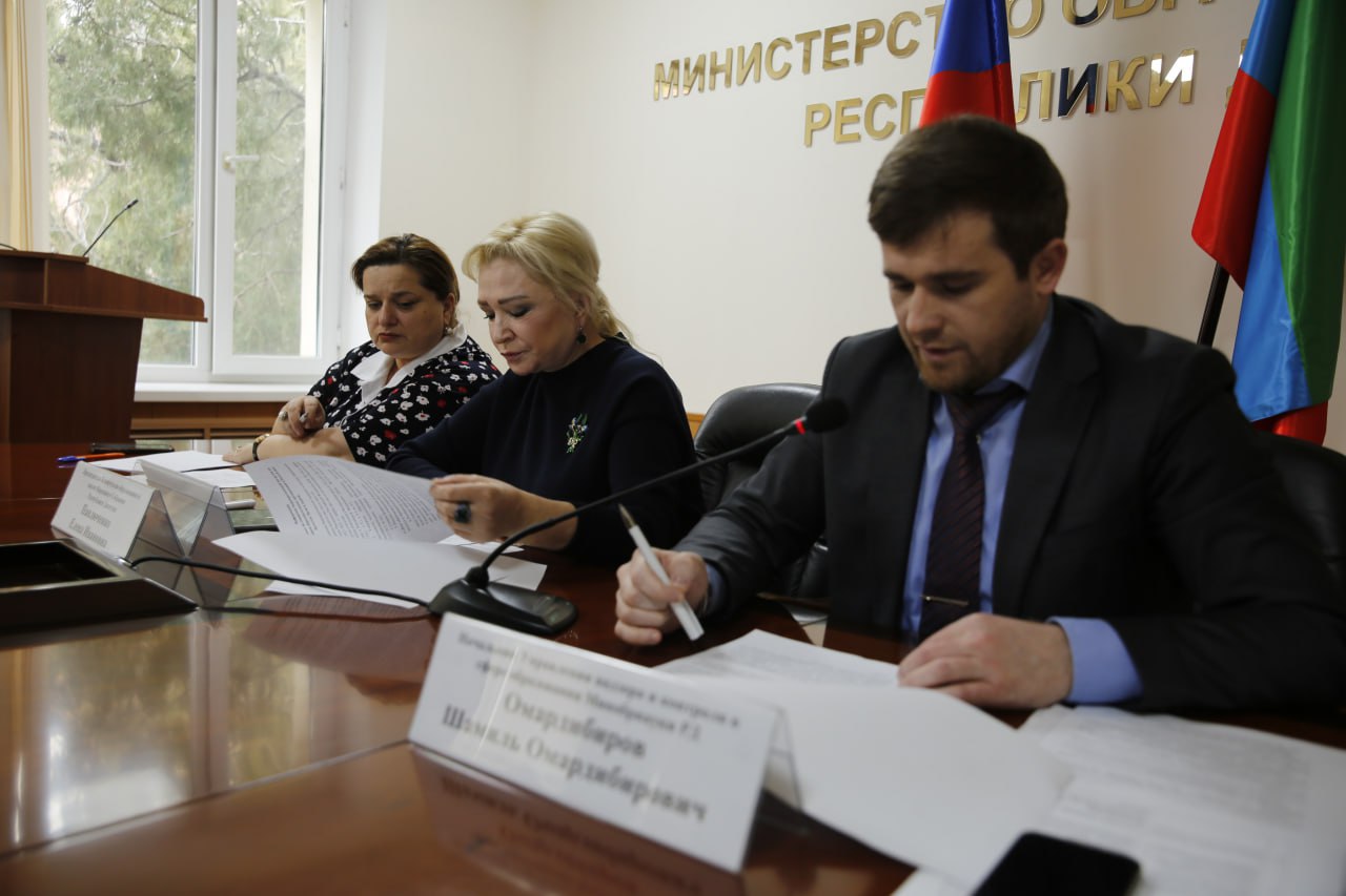 О мерах снижения нагрузки на педагогов рассказали в Минобрнауки РД