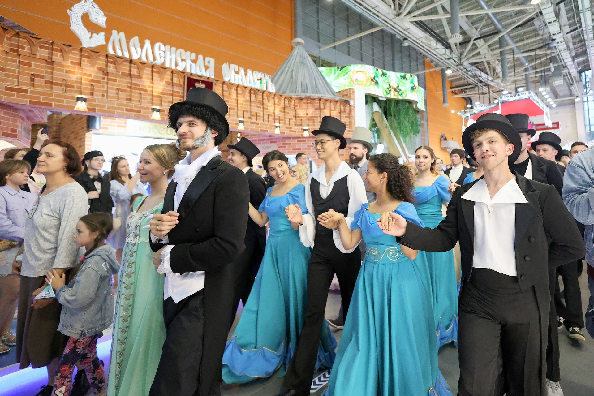 На Выставке "Россия" состоялось самое массовое прочтение отрывка из поэмы Александра Пушкина «Руслан и Людмила»