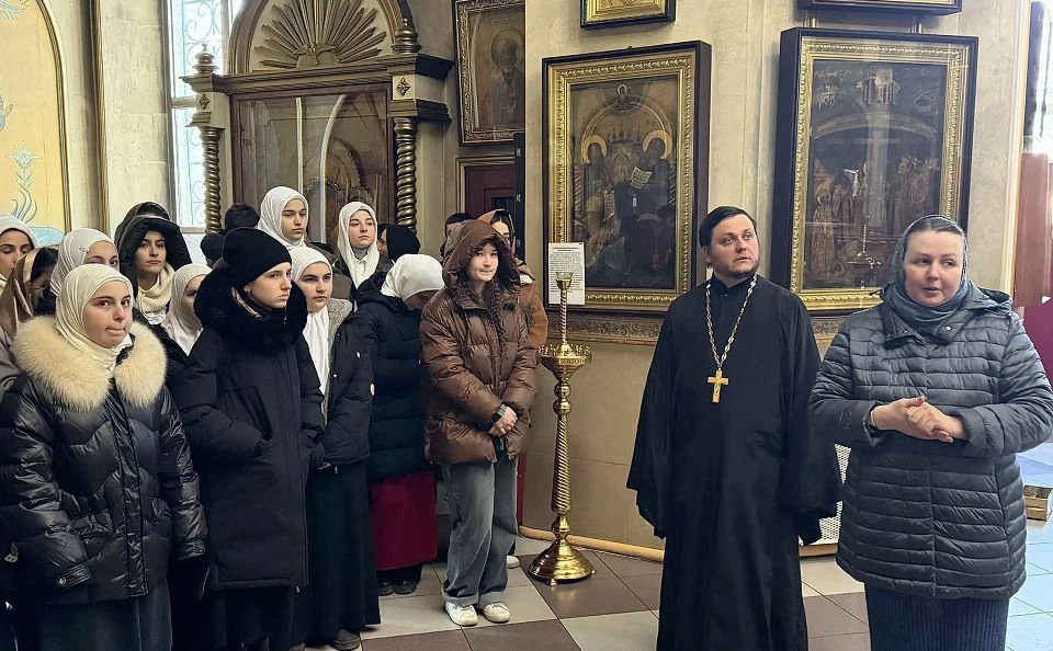 Школьники Махачкалы посетили центральную Джума-мечеть и Свято-Успенский кафедральный собор