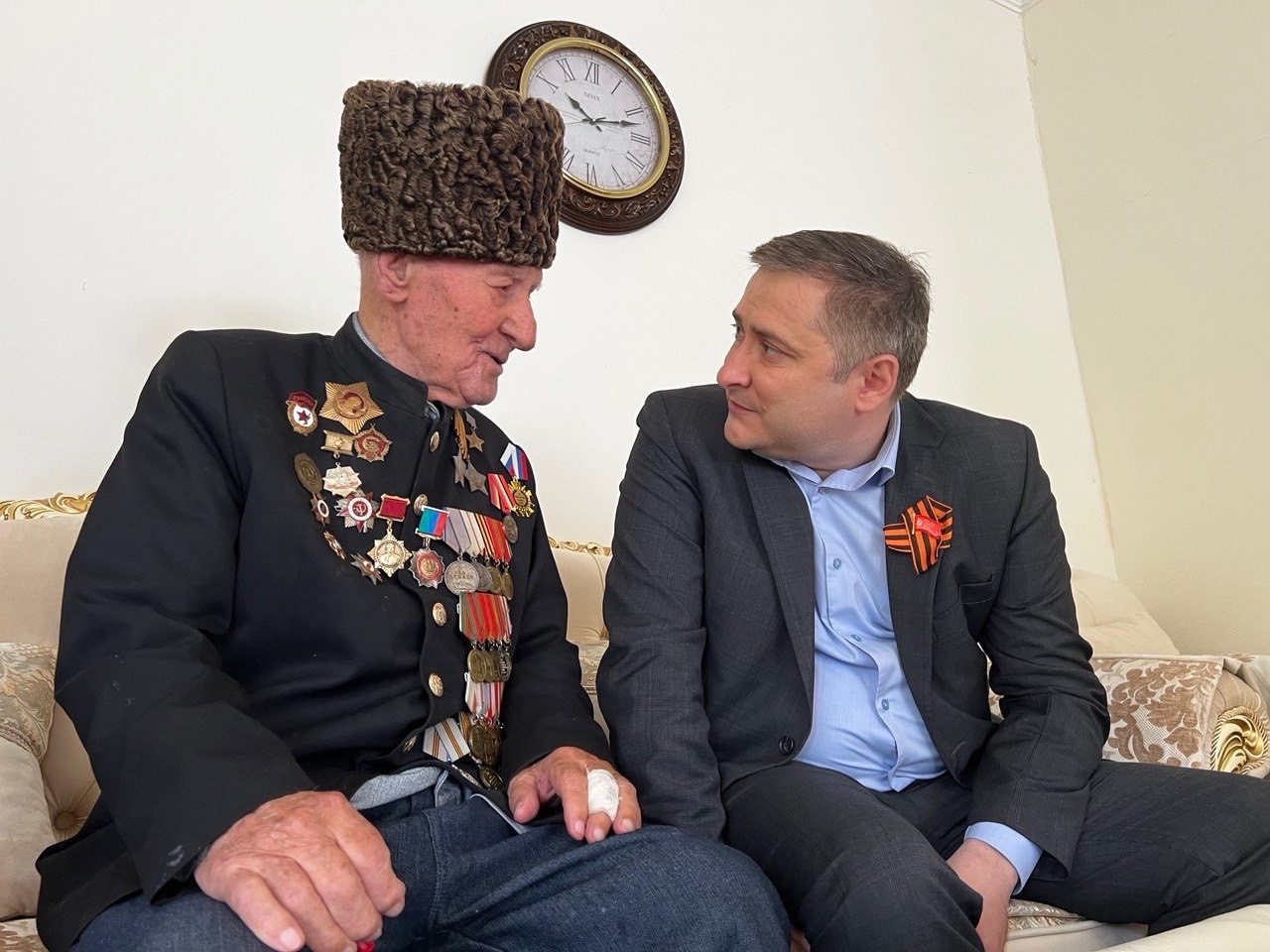 Глава Минтруда РД Мурад Казиев поздравил ветерана Великой Отечественной войны Ибрагим-Пашу Садыкова с присвоением ему звания Героя России