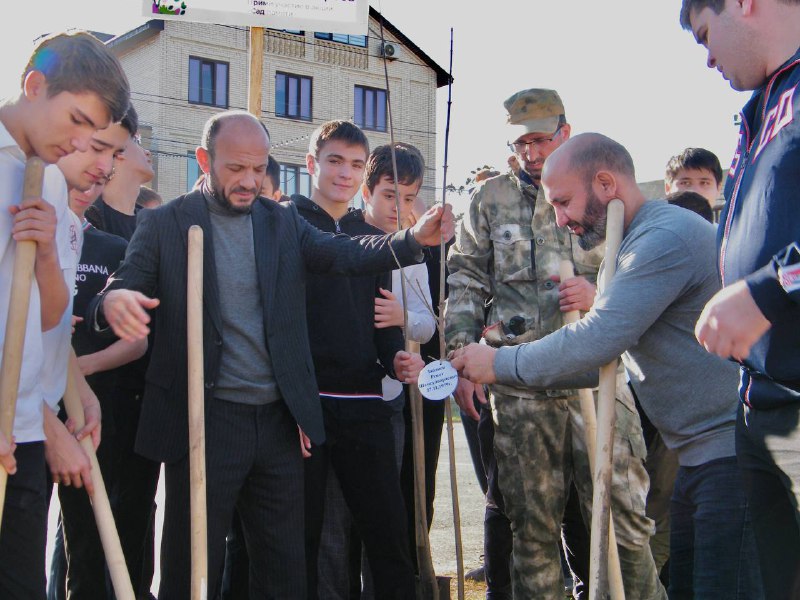 «Сад памяти» появился в школе поселка Семендер