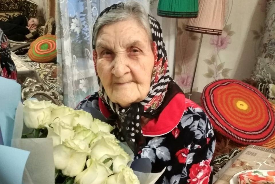 92-летняя Аделя Кутпрот плетет маскировочные сети для бойцов