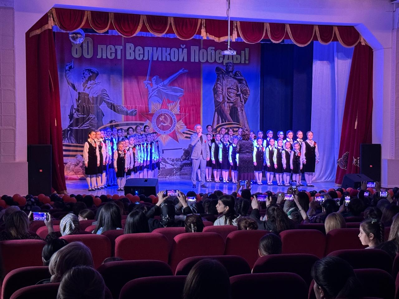 В Кизляре прошел отчётный концерт школы искусств, посвященный 80-летию Победы